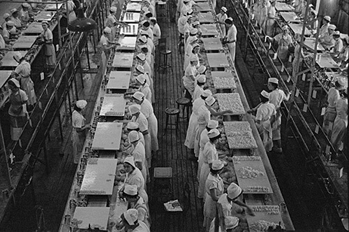Arthur Rothstein. At work in the grapefruit canning plant at Winter Haven, Florida, January 1937. Library of Congress Prints and Photographs Division, FSA/OWI Black & White Negatives Collection, LC-USF33- 002368-M1. Arthur Rothstein. At work in the grapefruit canning plant at Winter Haven, Florida, January 1937. Library of Congress Prints and Photographs Division, FSA/OWI Black & White Negatives Collection, LC-USF33- 002368-M1.
