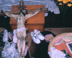 Offerings in the Blessed Sacrament Chapel in the Misión Católica. Doraville, Georgia. Photo by Mary Odem, 2000