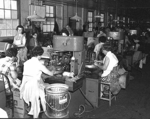 Burgert Brothers, Women making cigars at Corral & Wodiska cigar factory, Tampa, Florida. Catalog No.: PA 13243. Courtesy, Tampa-Hillsborough County Public Library System. Burgert Brothers, Women making cigars at Corral & Wodiska cigar factory, Tampa, Florida. Catalog No.: PA 13243.