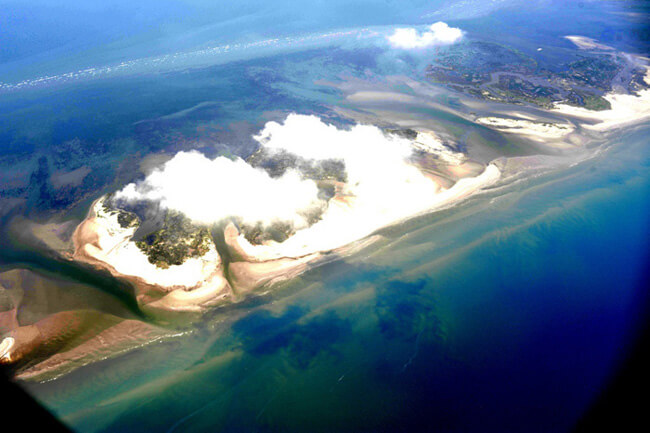 Jeff Warren, Oil on the Chandeleur Islands from a plane, Off the coast of Louisiana, 2010. Jeff Warren, Oil on the Chandeleur Islands from a plane, Off the coast of Louisiana, 2010.