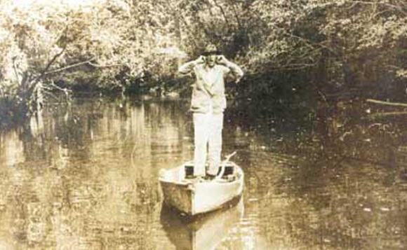 Francis Harper, Hamp Mizell with his two-mile swamp holler, Okefenokee Swamp, 1930.