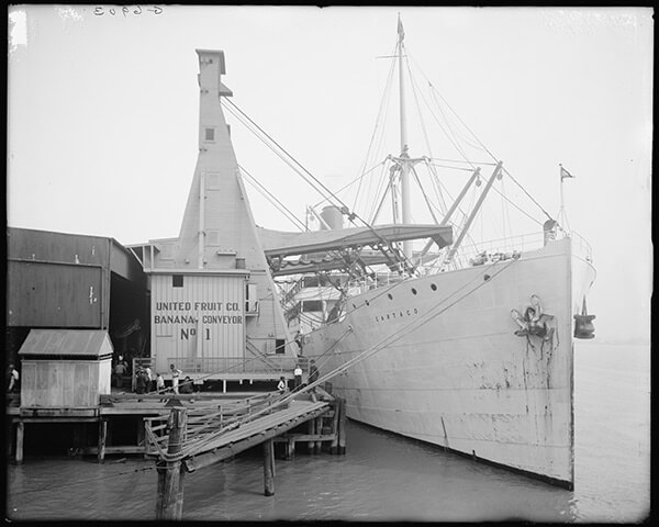 United Fruit Company banana conveyors, New Orleans, Louisiana, 1910. Courtesy of the Library of Congress, Prints and Photographs Division, LC-DIG-det-4a19873.