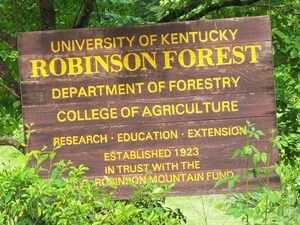 Robinson forest sign in Robinson Forest, Kentucky, June 10, 2008. Photograph by Wikipedia user J654567. Courtesy of Wikimedia Commons.